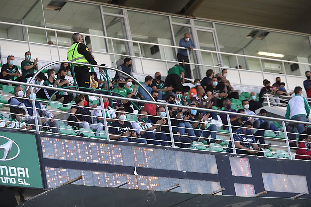 Aficionados asistentes al encuentro Córdoba CF-Balompédica Linense