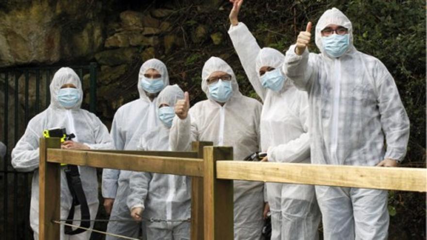 Cinco personas entran en la cueva de Altamira