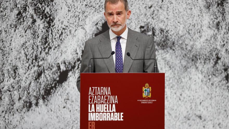 El rey Felipe VI, durante su intervención en la conmemoración del 25 aniversario del secuestro y asesinato del concejal del PP Miguel Ángel Blanco por ETA. / EFE/Javier Etxezarreta