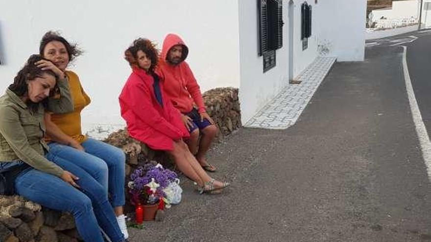 Vecinos en el barrio de Tiagua, en Teguise, ayer, en el lugar donde fue atropellado el músico asturiano.