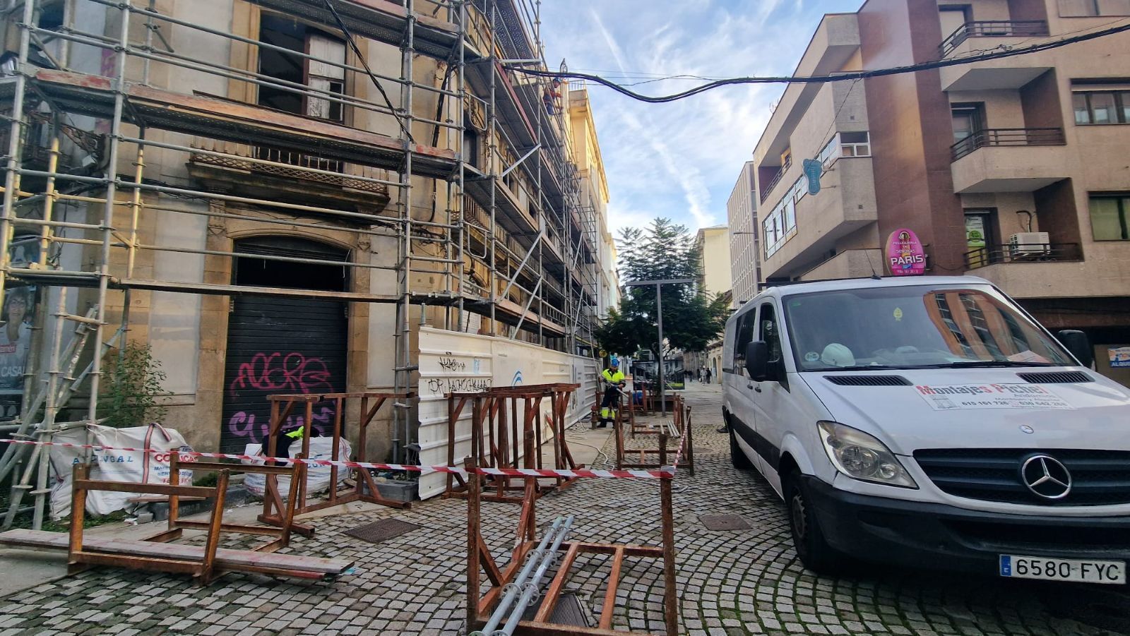 Así se desmontan los andamios en el edificio protegido del centro de Vilagarcía, cuya reconstrucción está a medias y fue paralizada por el Concello hace un año.