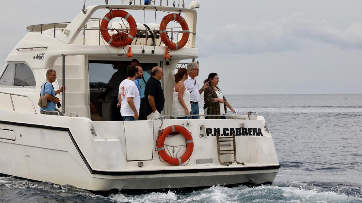 Armengol, junto a los consellers De la Concha y Mir, visitando la reserva marina, junto al alcalde.