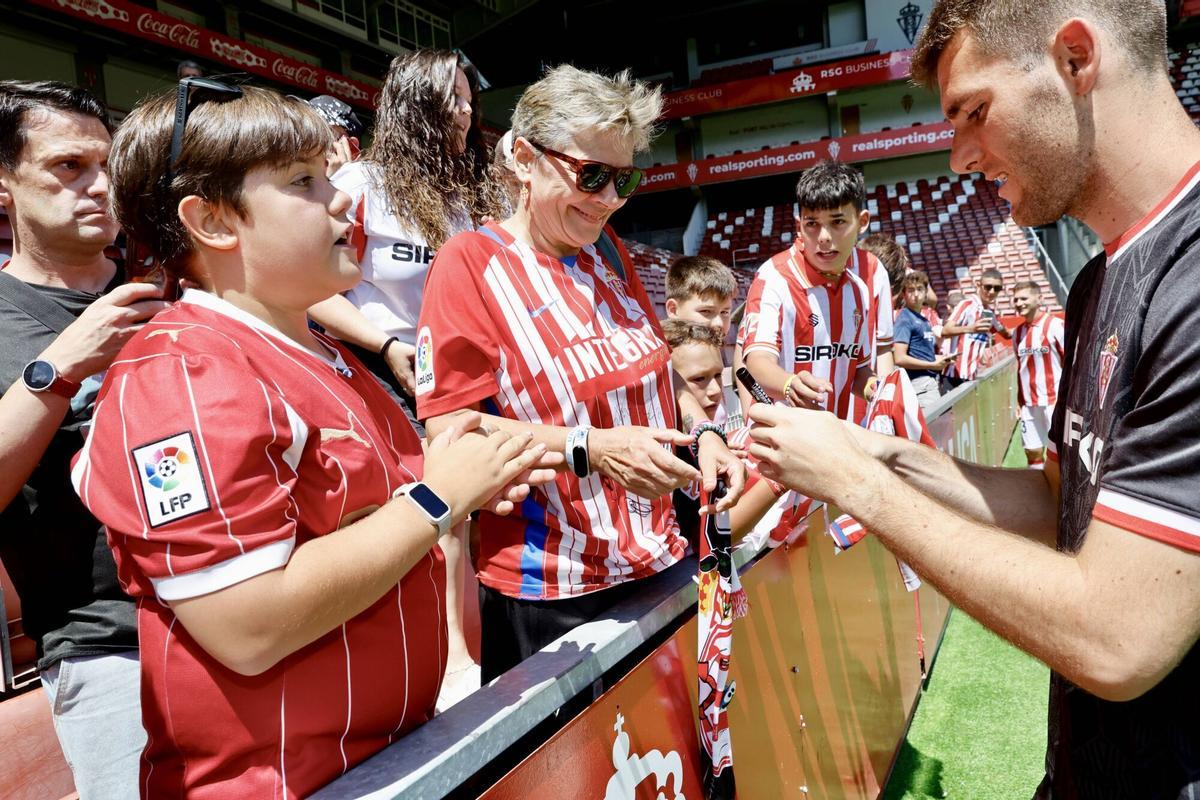 Los nueve fichajes del Sporting reciben el primer baño de masas en El Molinón ante 600 aficionados