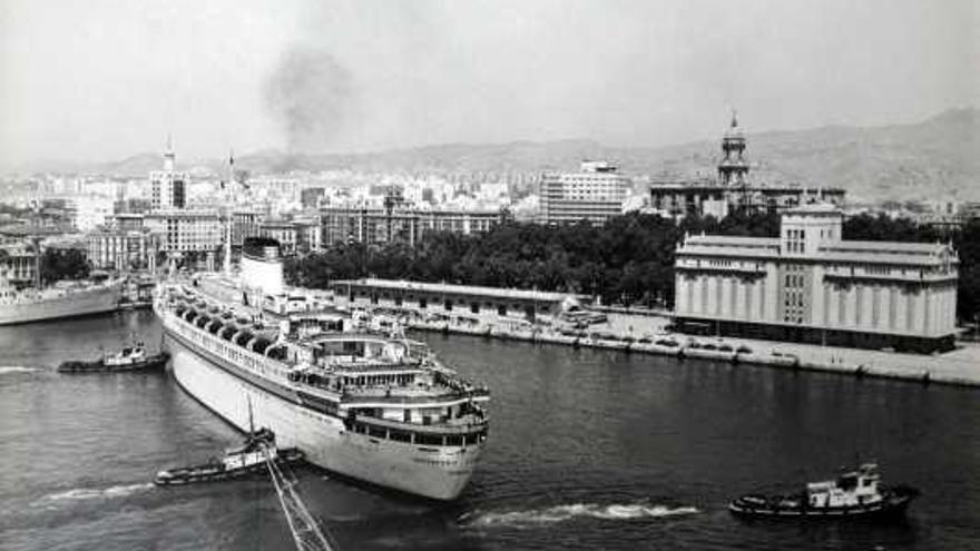 Impresionante vista del puerto de Málaga hacia 1967 con el trasatlántico Cristóforo Colombo de Génova.