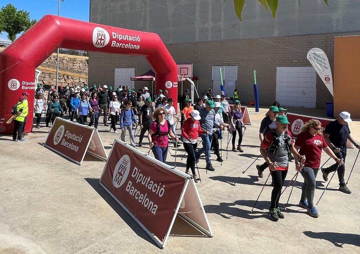 Un centenar de caminaires participen en la ‘Marxa nòrdica per a tothom’ de Sant Salvador de Guardiola