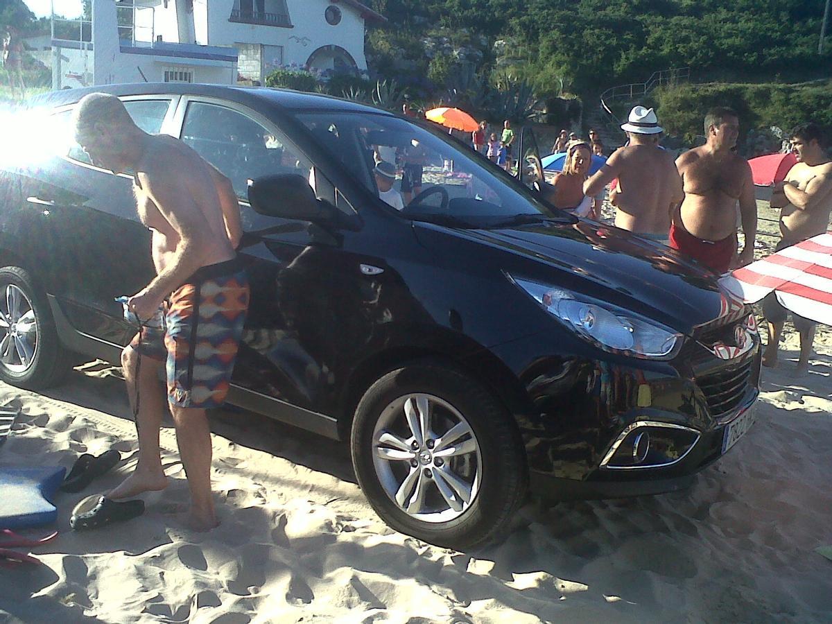 El coche de Carmen Lomana en la arena de la playa de Palombina, en Celoriu.