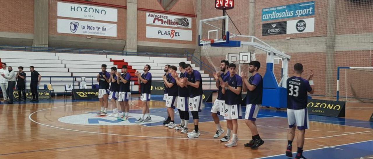 Los jugadores gandienses, ayer en la cancha del Jairis.                    | LEVANTE-EMV