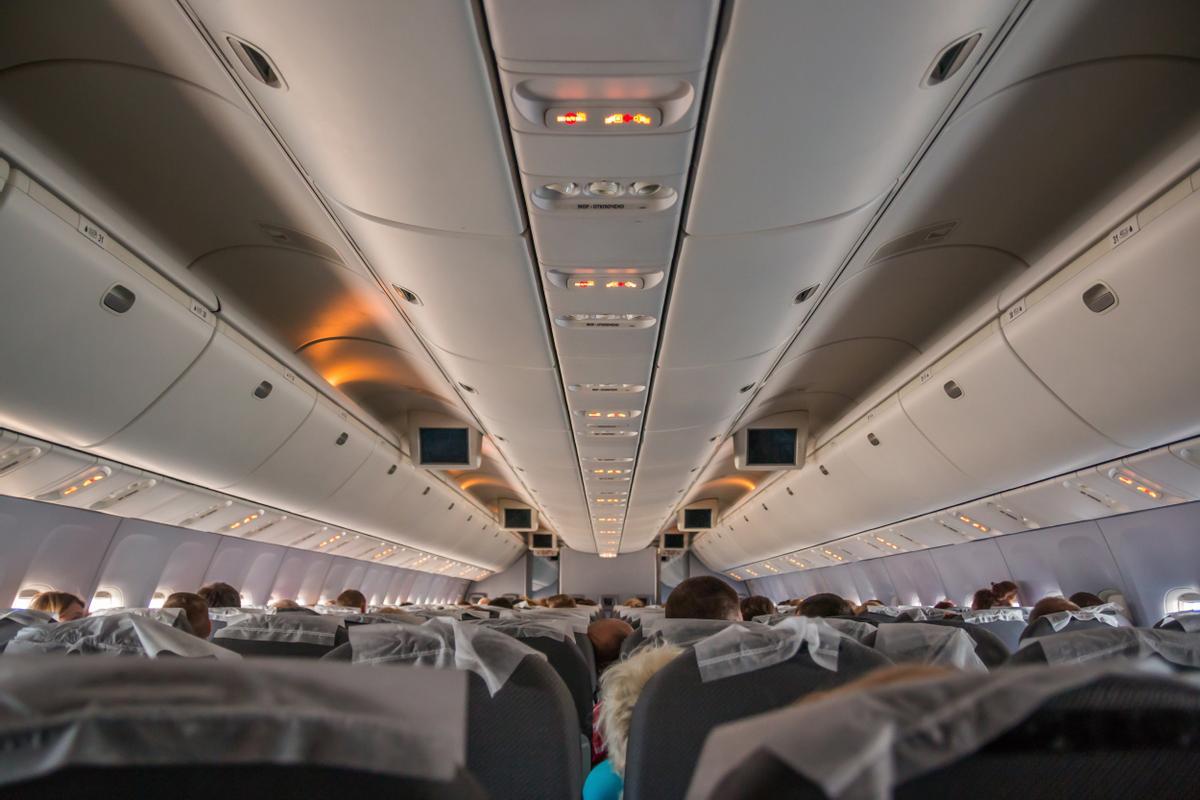 Interior de un avión cargado de pasajeros
