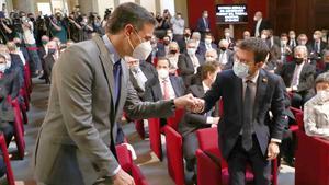 Pedro Sánchez y Pere Aragonès se saludan.