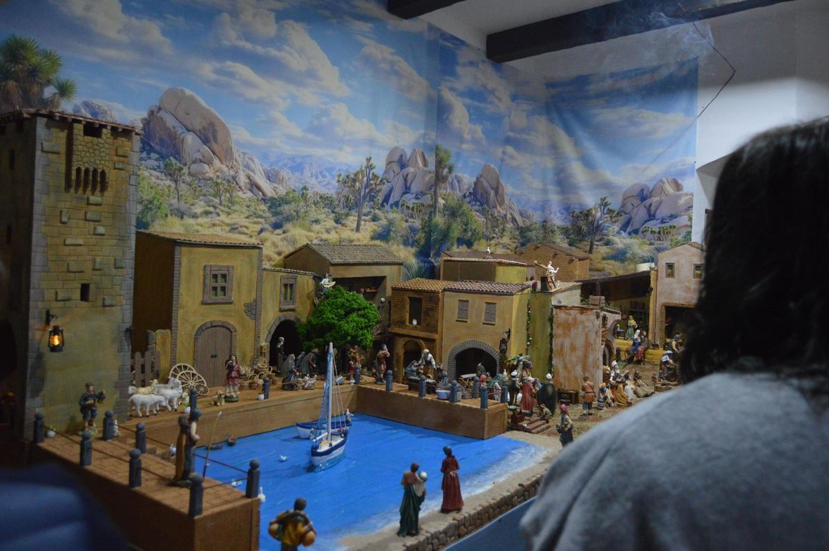 Fotogalería I El presidente de la Junta de Festes de Vila-real inaugura su espectacular belén