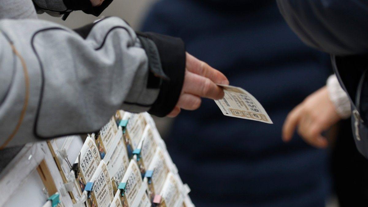 Una persona comprant una butlleta de loteria