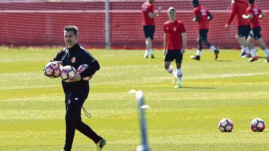 Olaizola observa a sus pupilos durante el entrenamiento en Son Bibiloni.