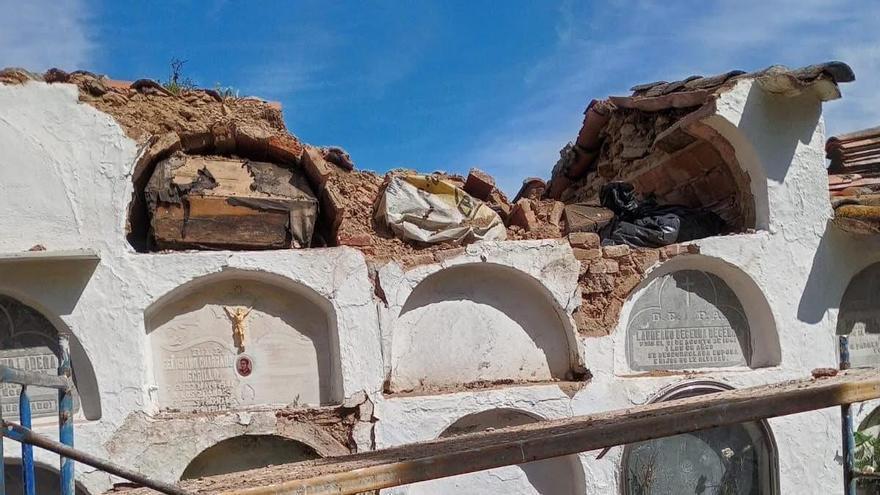 Un derrumbamiento en el cementerio de Feria afecta a varios nichos y deja restos al descubierto
