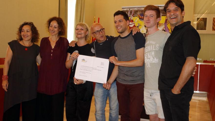 Foto de família de Teatre a la Fuga amb representants de La Mostra, la Fundació Catalunya - La Pedrera i l&#039;Ajuntament d&#039;Igualada després de rebre el premi