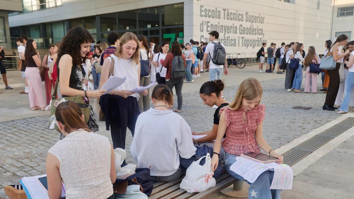 Nervios antes del primer examen de las PAU en la Universitat Politècnica de València