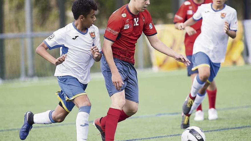 Un jugador del Santa Mariña controla un balón. // Ricardo Grobas