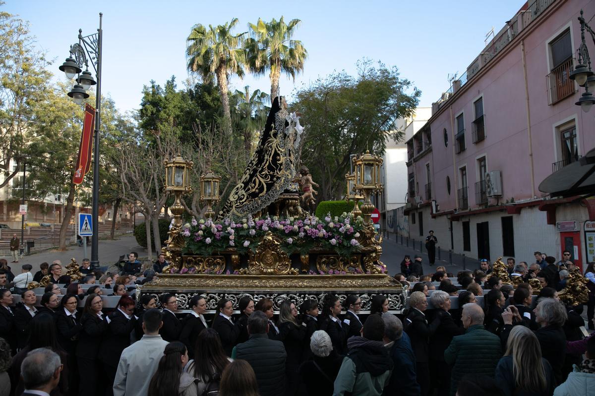 Mujeres portan el trono de la Santísima Virgen de los Desamparados este viernes en Cartagena
