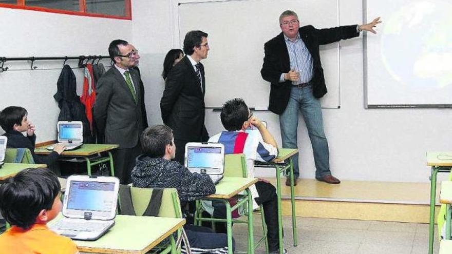 Alberto Núñez y el conselleiro de Educación atienden las explicaciones de un docente. / iñaki osorio