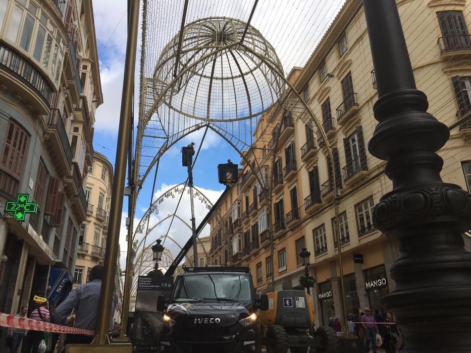 Así están quedando las luces de Navidad de la calle Larios.