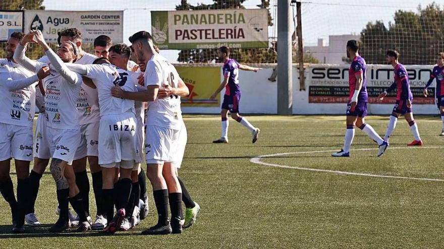 Los jugadores de la Peña celebran el gol que le marcaron al Valladolid  en la Copa del Rey.
