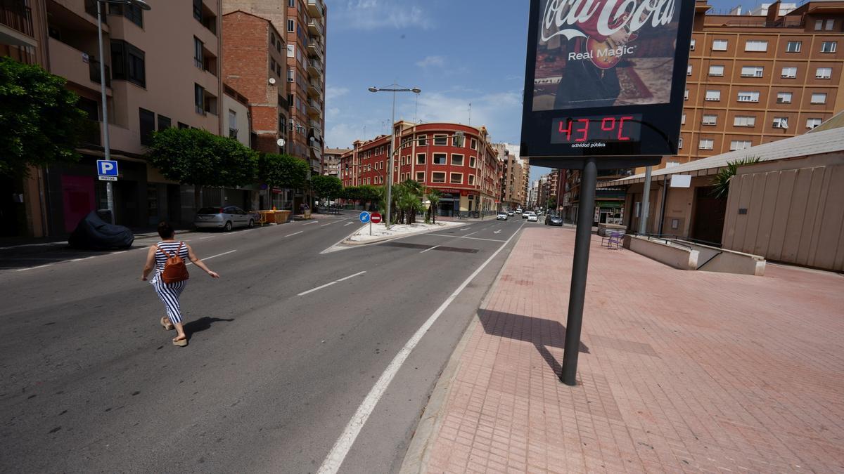 Imagen de archivo de una calle céntrica de Castelló con el termómetro en 43 grados