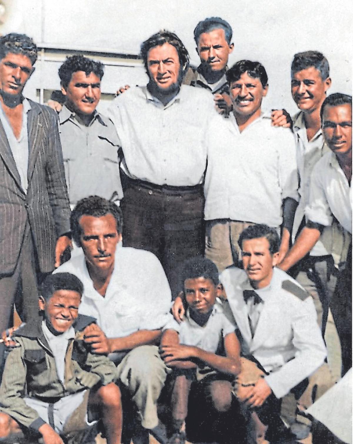 Manolo Maques, en 1954, agachado en el centro, durante el rodaje de ‘Moby Dick’, con Gregory Peck, entre otros.