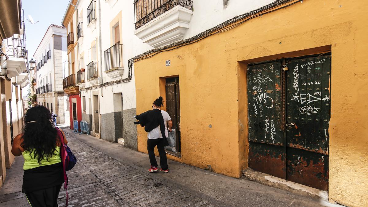 Se enfrenta a los okupas de su vivienda e intenta desalojarlos en Cáceres