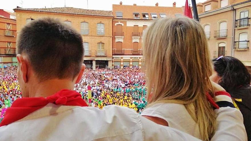 El alcalde Luciano Huerga y la concejala de Fiestas durante la peticiÃ³n del toro el aÃ±o pasado.