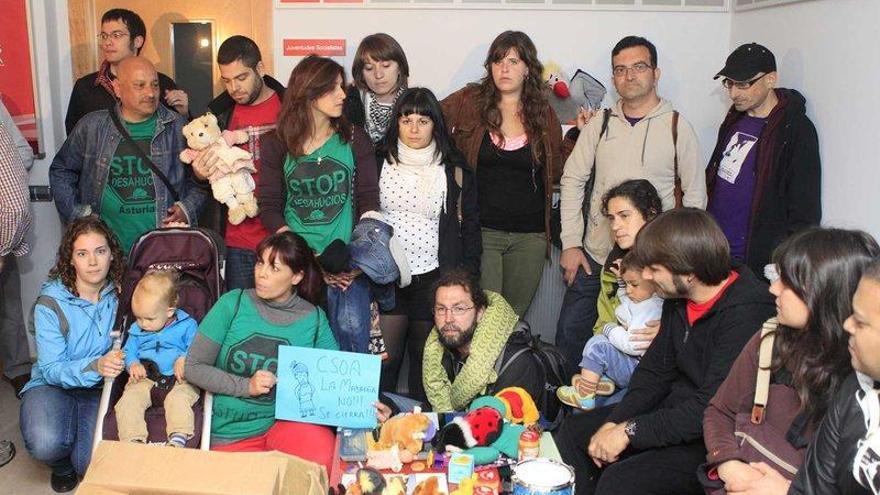 Los activistas, ayer, con peluches y potitos, en la sede de la Federación Socialista Asturiana (FSA).