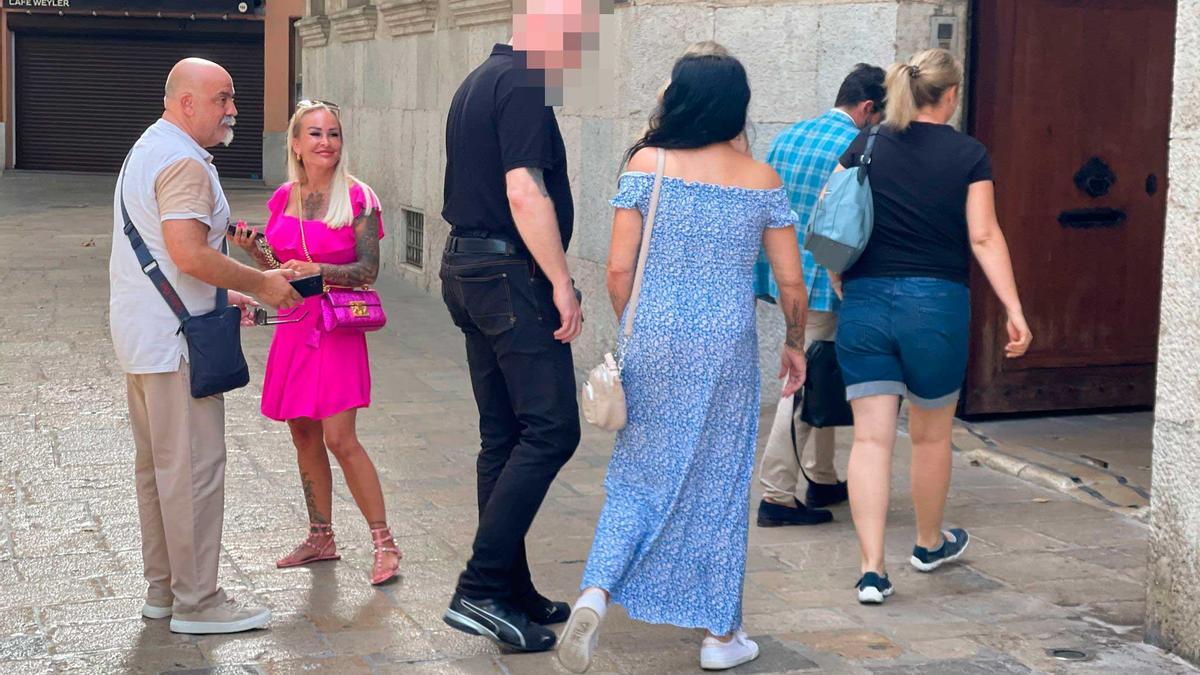 Iris Klien, im blauen Sommerkleid, kommt vor dem Landgericht in Palma an