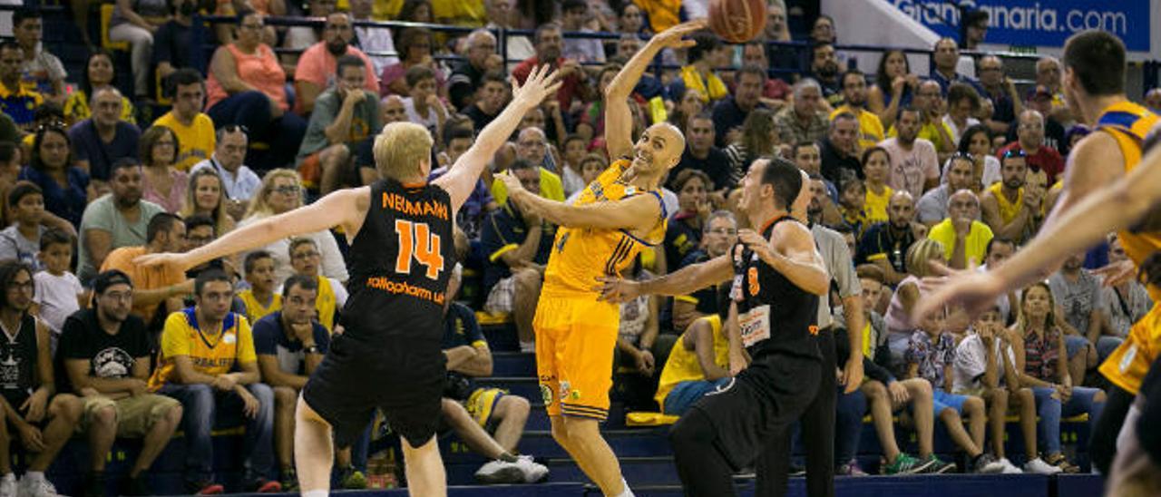 Oliver hace un acrobático pase en el choque con el Ratiopharm Ulm.