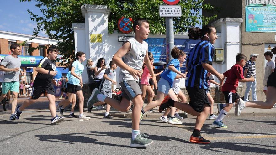 La solidaridad cacereña brilla en la VIII Carrera del Colegio Diocesano a favor de la ELA