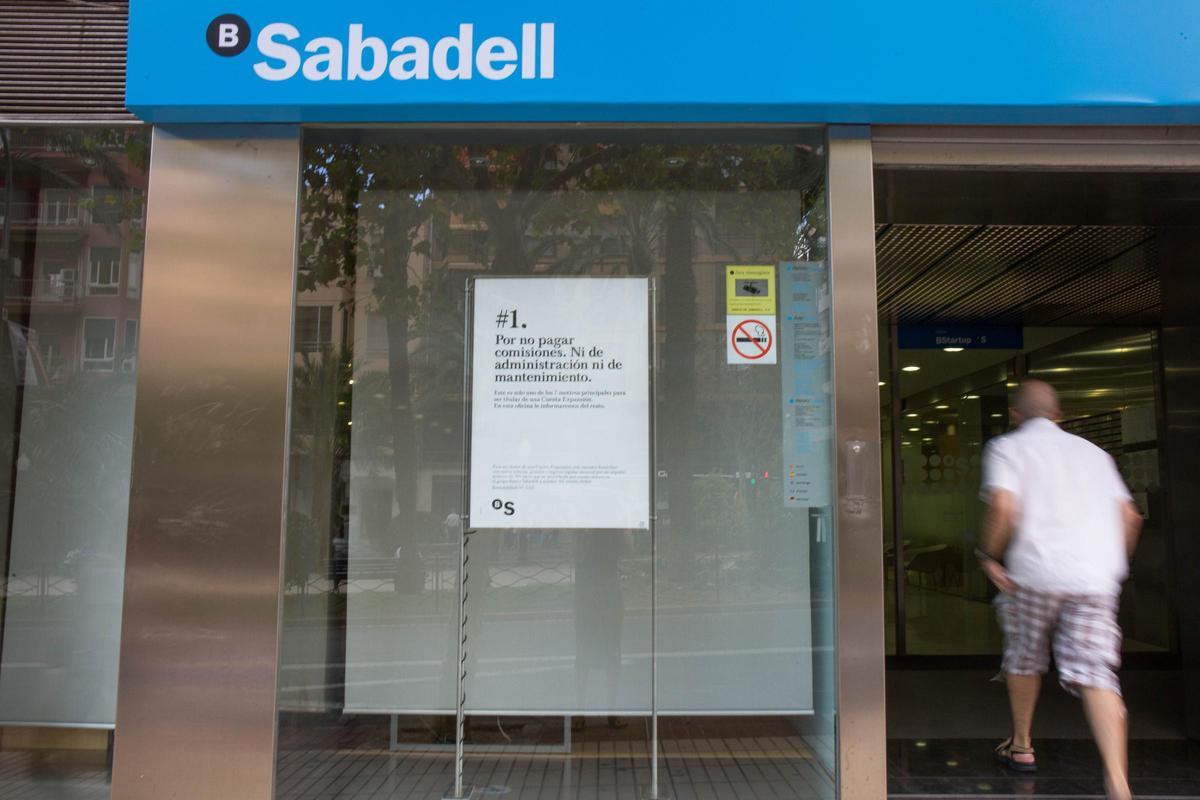 Oferta financiera en una sucursal en una imagen de archivo