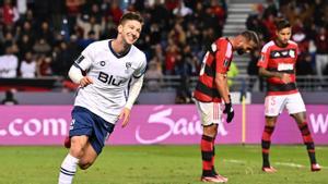 Vietto celebra un gol ante la desolación de dos jugadores del Flamengo.