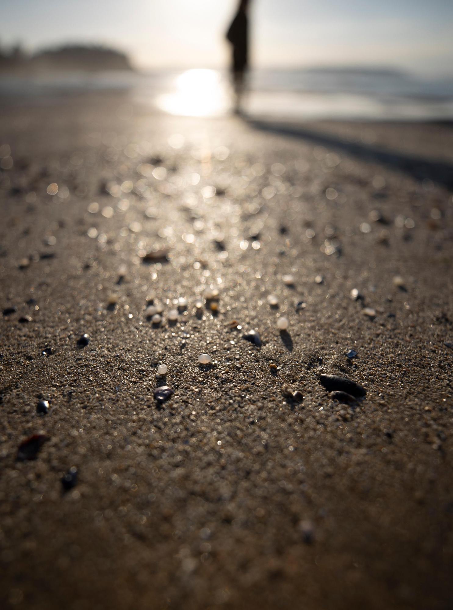 El mar arrastra cientos de bolitas de plástico a playas del norte de A Coruña.