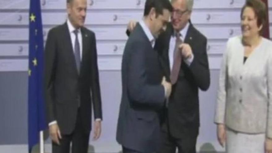 Juncker bromea con Tsipras y su falta de corbata