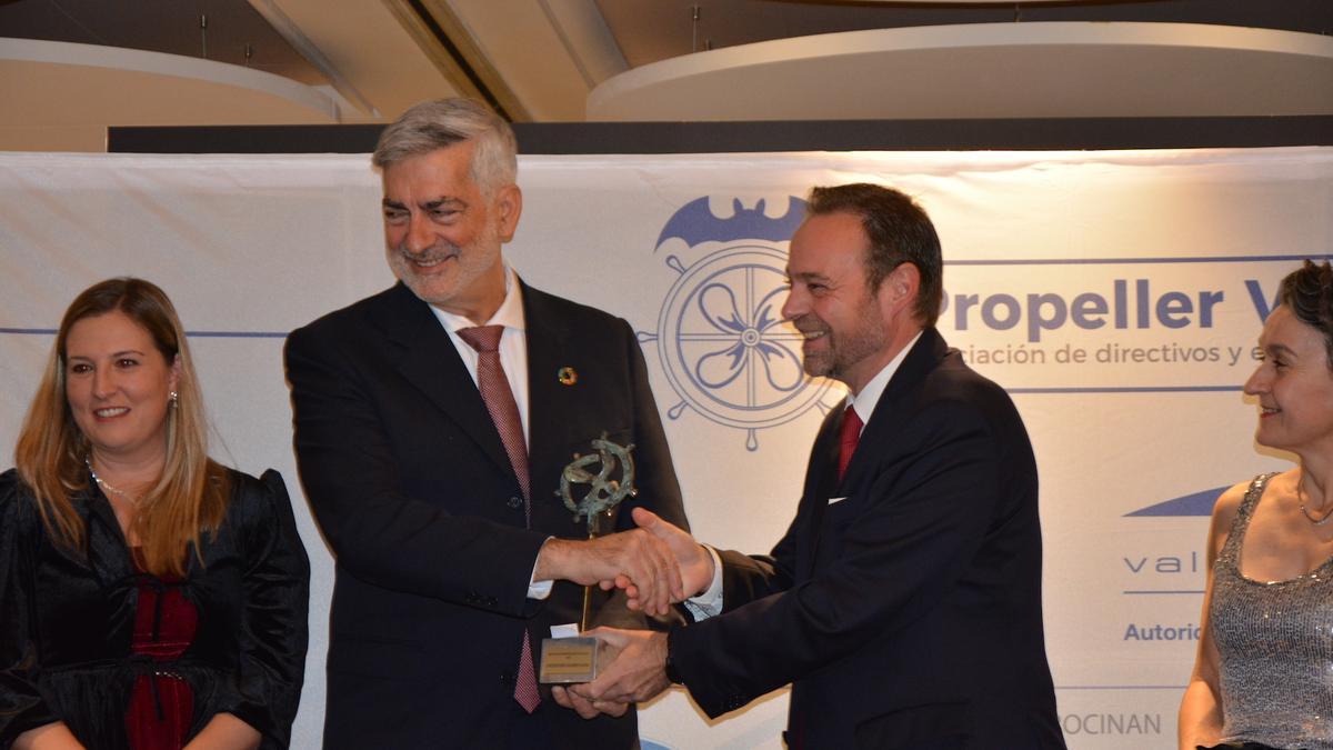 Cena benéfica de Propeller en la que Alfredo Soler entrega el premio a Francisco Prado.