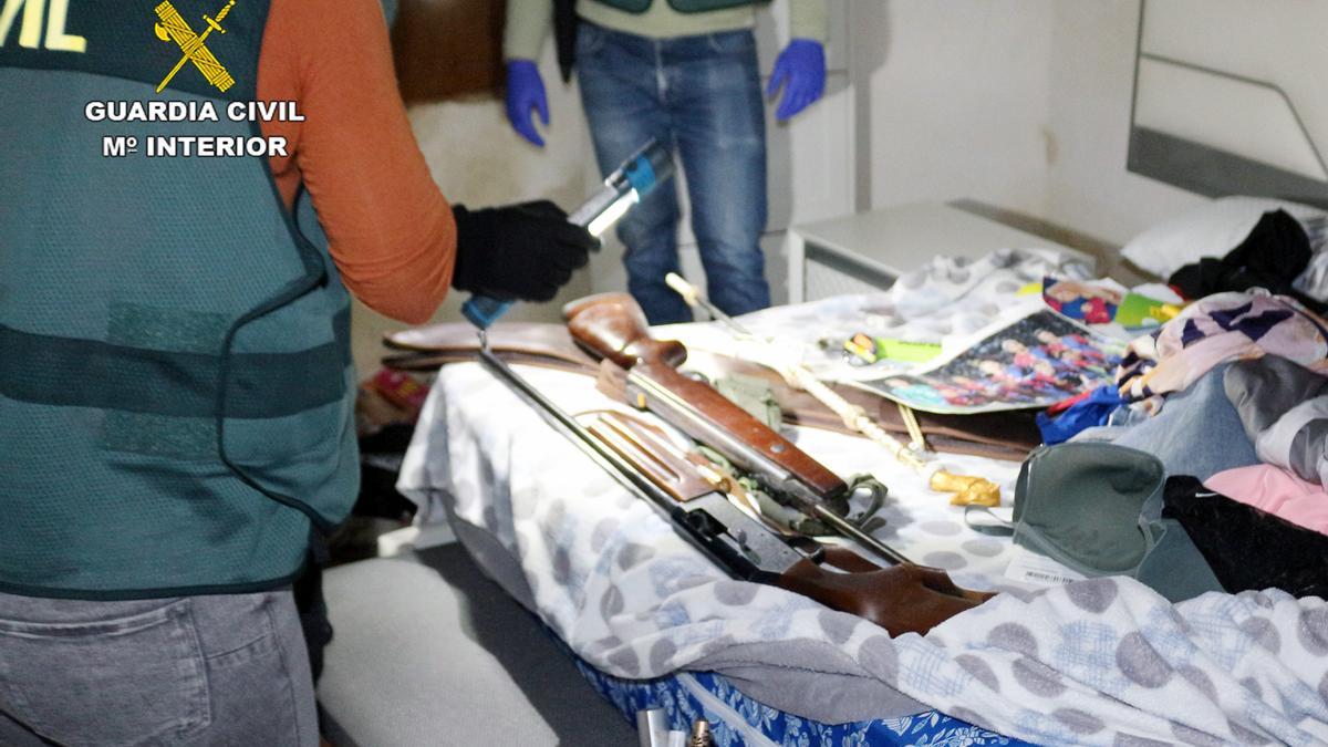 Fusiles, estupefacientes y otras pertenencias incautadas por la Guardia Civil.