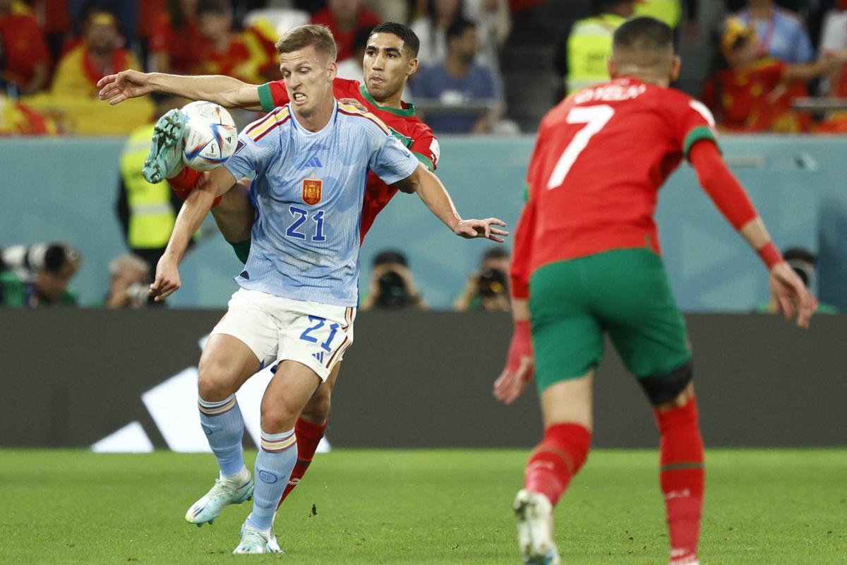 GR2049. RAYÁN (CATAR), 06/12/2022.- Achraf Hakimi (atrás) de Marruecos disputa un balón con Dani Olmo de España hoy, en un partido de los octavos de final del Mundial de Fútbol Qatar 2022 entre Marruecos y España en el estadio Ciudad de la Educación en Rayán (Catar). EFE/ Rodrigo Jiménez