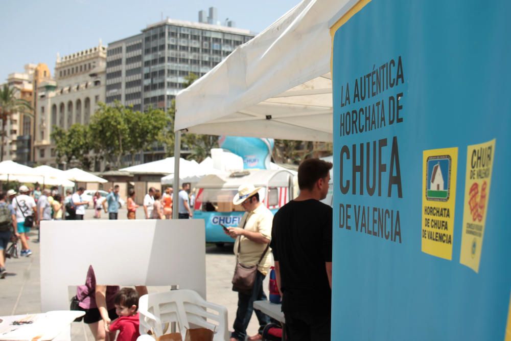 Dia de l'Orxata i la Xufa en la plaza del Ayuntamiento de València