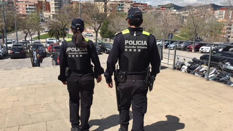 Dos agents de la Guàrdia Urbana de Badalona