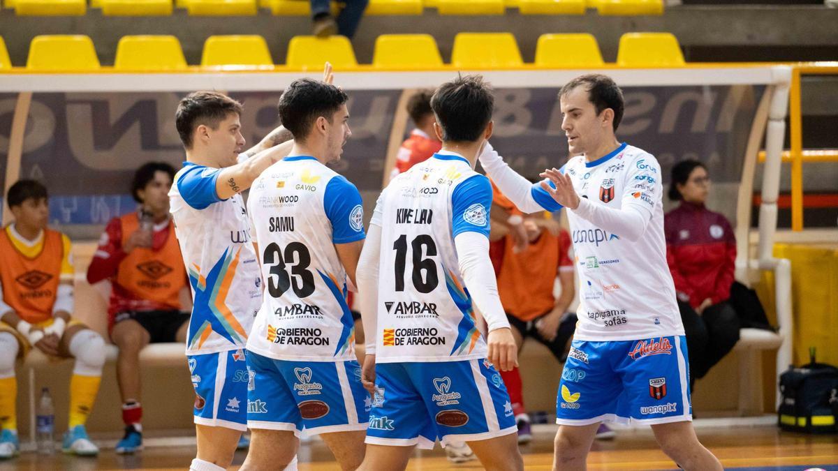 Los jugadores del Wanapix celebran uno de sus goles en Martorell.