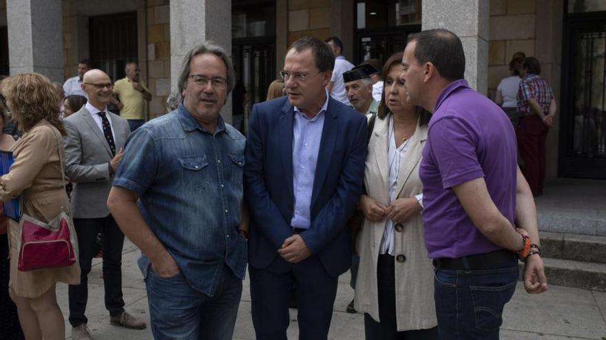 Los principales responsables de las administraciones en Zamora, Francisco Guarido, Ángel Blanco y Francisco José Requejo, tras una concentración.