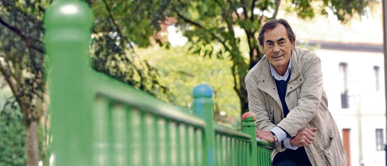 Pedro Ortega, en el parque que hay detrás del Ayuntamiento de Mieres.