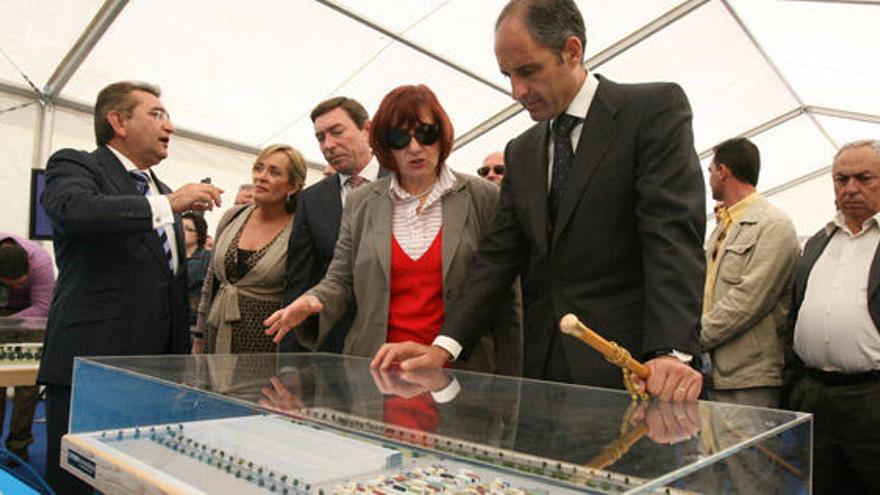 Fernando Giner, junto a Camps, la maqueta del proyecto y el alcalde actual.