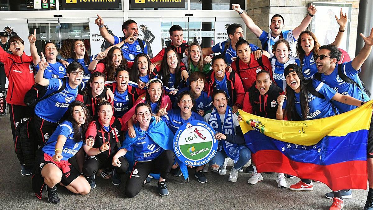 El Dépor Abanca celebra su ascenso a Primera a su llegada al aeropuerto de Alvedro. |  // CARLOS PARDELLAS