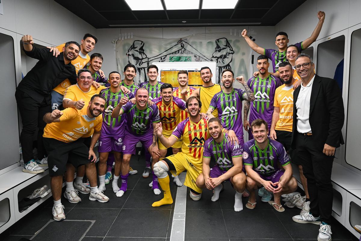 La plantilla y el cuerpo técnico del Palma Futsal celebran el pase a semifinales.