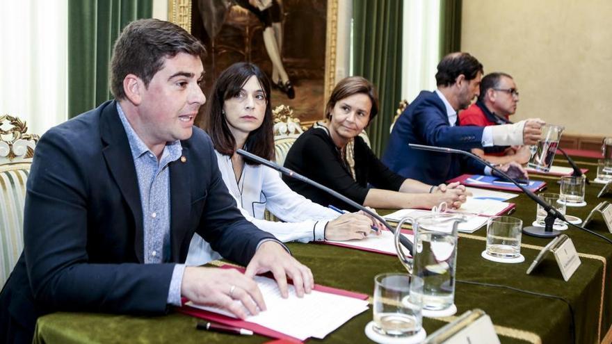 Fernando Díaz Arnaiz, Ana Braña, Carmen Moriyón, Pedro Luis Fernández y Víctor Manuel Roza en la firma del pacto de concertación social.