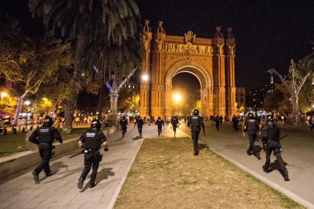 Carregues dels Mossos en el primer aniversari 1-O