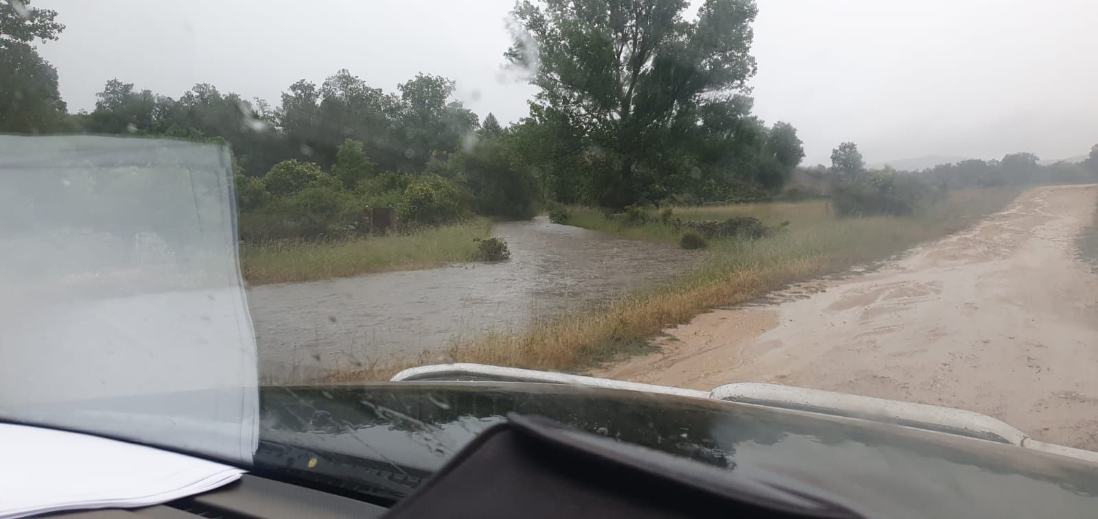 GALERÍA | Una fuerte tormenta daña la iglesia de Villanueva de Valrojo